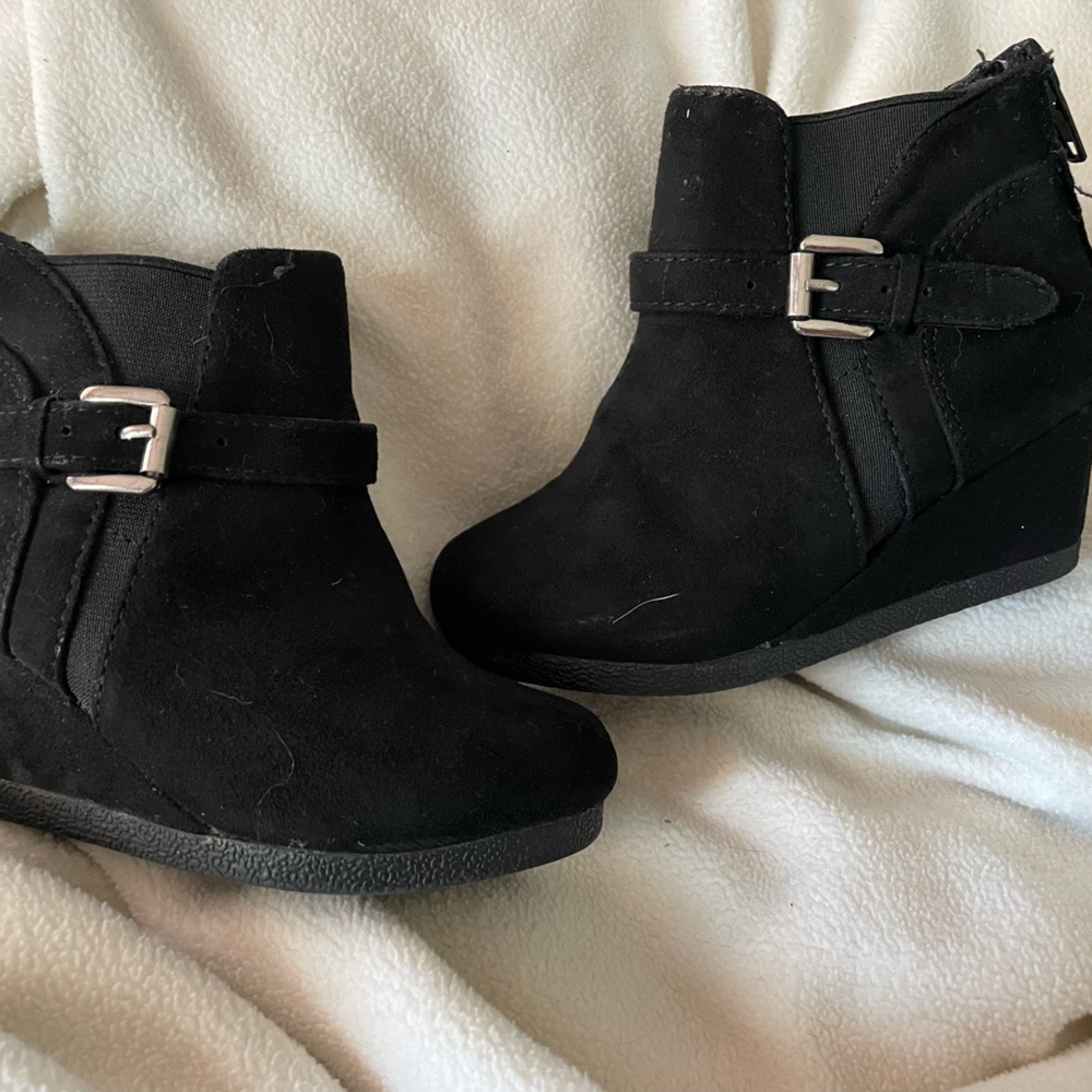 Marbella toddler shoes size 7 m suede, black booties